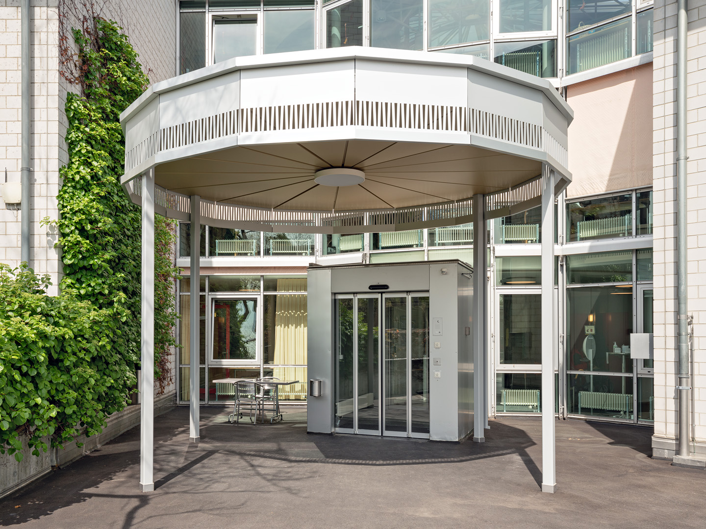 Vordach Pflegezentrum KZU Bassersdorf 2020